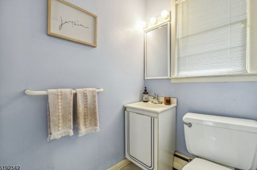 37 Conforti Ave, Town Center NJ  07052-2824 exterior