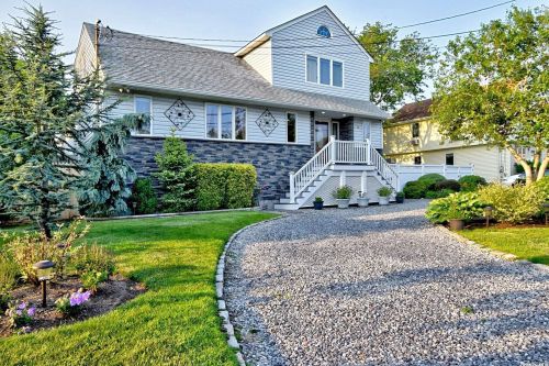 23 Jackson Ave, Babylon, NY 11702-4208