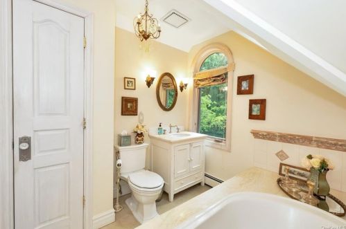 11 Louis Ave, Valley Cottage NY 10989-2327 exterior