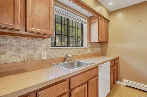 19 Brittany Dr, Middletown NY 10940-4248 exterior