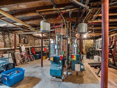 4 Lewis St, Woonsocket RI 02895-1905 exterior