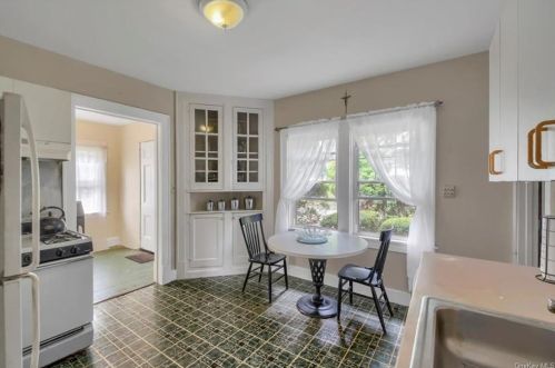 64 Prospect Ave, Valhalla NY 10595-1925 exterior