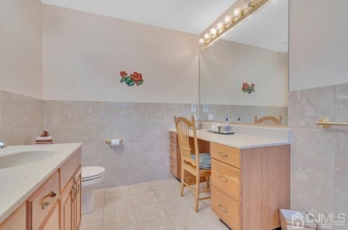 48 Farmhaven Ave, Edison NJ 08820-3220 exterior