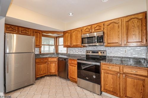 6 Melvin Ave, Iselin NJ 08830-2439 exterior