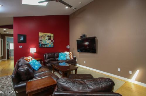 15 Franklin St, Lenox MA 01240-2304 exterior