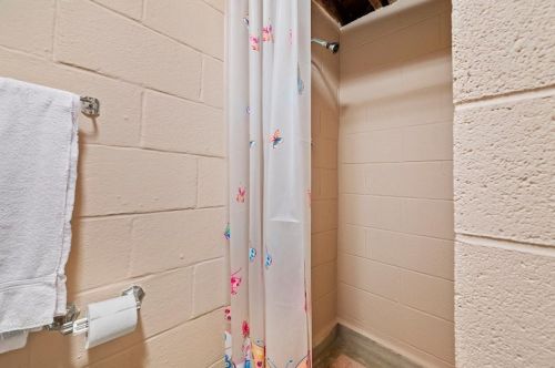 3328 Recker Dr, Pittsburgh PA 15227-4248 exterior