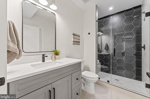 1327 Mayflower Dr, Mc Lean VA 22101-3405 exterior