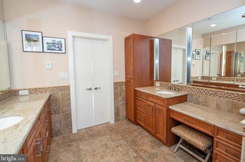 699 Longview Dr, Huntingdon Valley PA 19006-2219 exterior