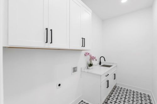 2020 Cambridge Ave, Atlanta GA 30337-1816 exterior