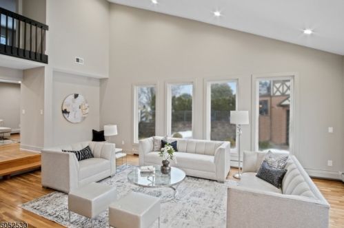 5 Statile Ct, Springfield, NJ 07081-2524