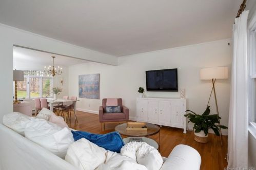 8 Stonehedge Rd, Norwalk CT 06851-1229 exterior