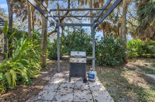 155 Old Tamiami Trl, Naples FL 34110-1170 exterior