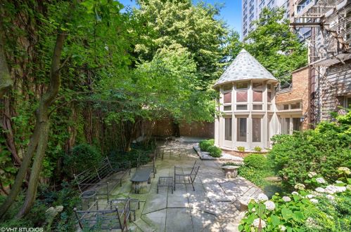 1442 Astor St, Chicago IL  60610-1615 exterior