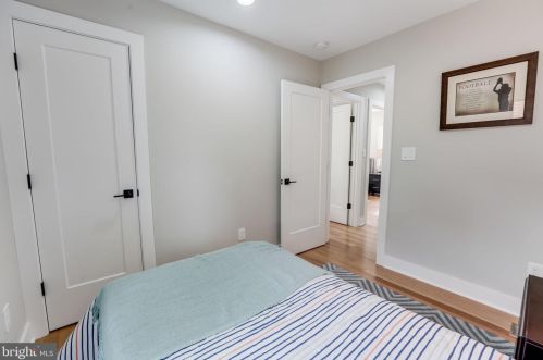 1505 Crestwood Dr, Alexandria VA  22302-2303 exterior