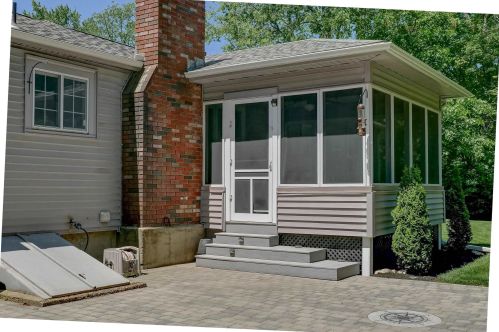 53 Kingston Rd, Plaistow NH 03865-2215 exterior