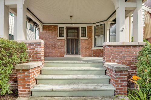 2822 Hartford Ave, Milwaukee, WI 53211-3147