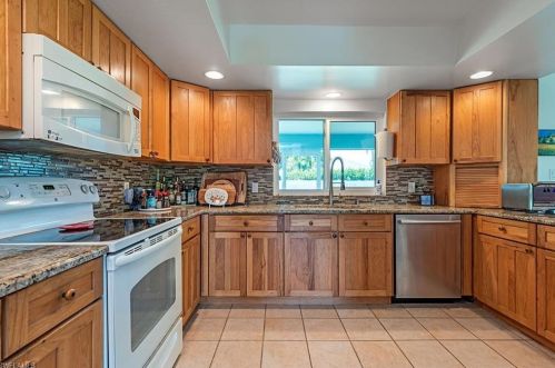 630 93 Ave, Naples FL 34108-2439 exterior