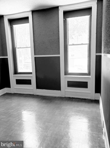 2957 8th St, Philadelphia, PA 19133-2002