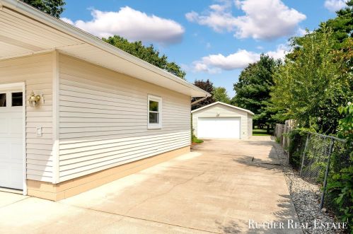 2112 Emens Dr, Meskegon MI 49444-4445 exterior