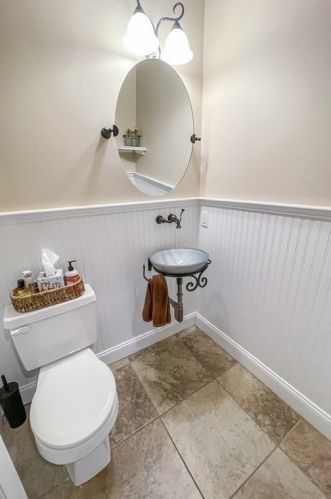 2 Camelot Dr, Worcester MA 01602-1318 exterior