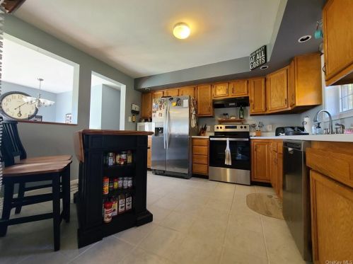 135 Ledge Rd, Middletown NY 10940-7518 exterior