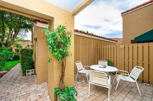 515 Beachwalk Cir, Naples, FL 34108-8713