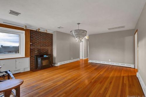 4 Mitchell Dr, Enfield CT 06082-4916 exterior