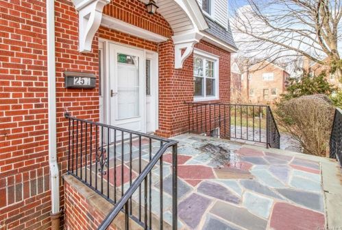 251 239 St, Bronx NY 10470-1811 exterior