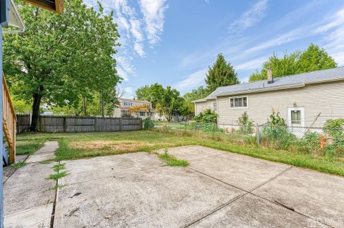 1 Charles Ct, Edison NJ 08820-2818 exterior