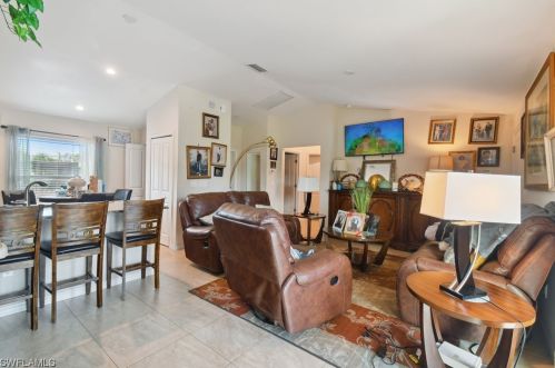 3056 Linwood Ave, Naples FL 34112-4733 exterior