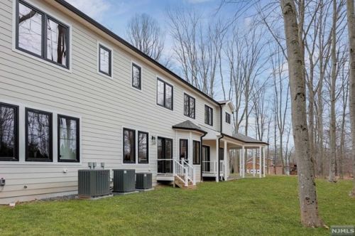 69 Grandview Ave, Upper Saddle River NJ 07458-2127 exterior