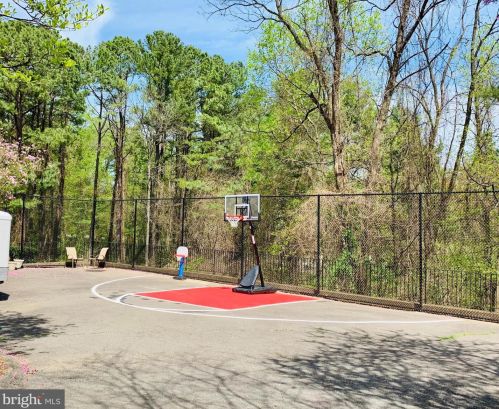 1289 Ballantrae Farm Dr, Mc Lean VA 22101-3027 exterior