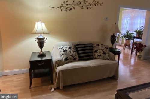 425 River Dr, Camden, NJ 08110-3908