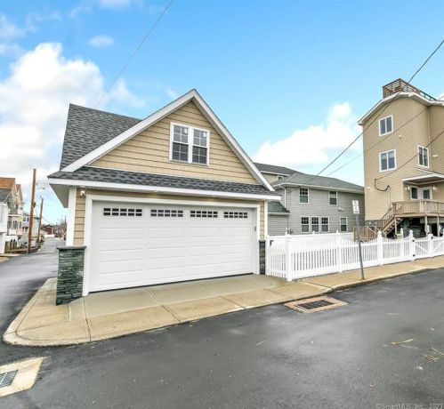 4 Lawrence Ct, Milford CT 06460-7336 exterior