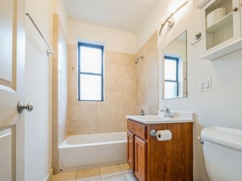 905 Cornelia Ave, Chicago IL  60657-1785 exterior