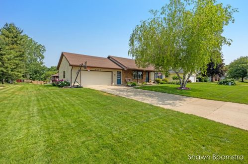 7497 Sunview Dr, Grand Rapids MI 49548-7382 exterior