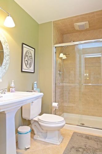 8 Cloverly Cir, Norwalk CT 06855-2130 exterior