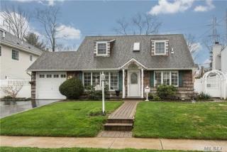 21 Arizona Ave, Syosset, NY 11791-3101