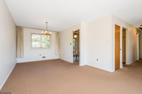 5 Hillside Dr, Clinton NJ 08809-1213 exterior