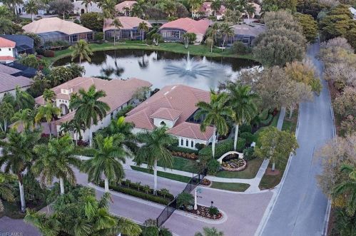 8800 Muirfield Dr, Naples FL 34109-4352 exterior