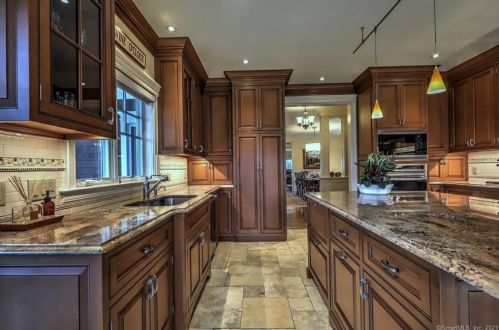 20 Governors Ave, Milford CT 06460-3439 exterior