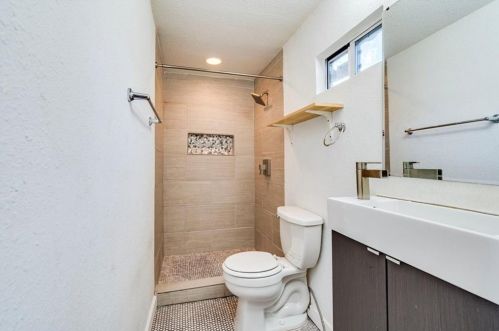 5315 Downs Dr, Austin TX 78721-2205 exterior