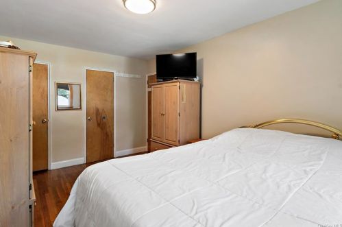 135 235th St, Bronx NY 10470-2463 exterior