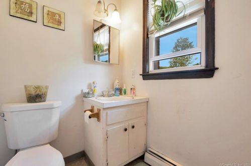 23 Horace St, Manchester CT 06040-6423 exterior