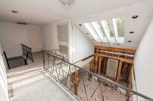 19 Tree Hollow Ln, Huntington Station NY  11746-6315 exterior