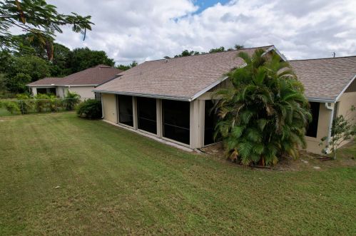 384 Kestor Dr, Fort Pierce FL  34953-5515 exterior