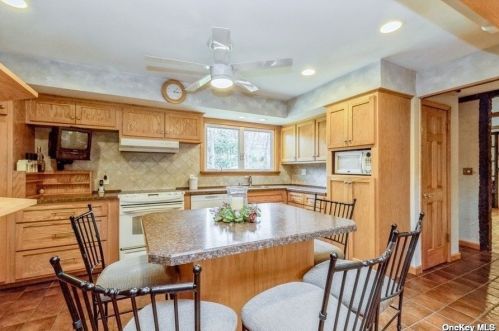 81 Gannet Dr, Commack NY 11725-4904 exterior