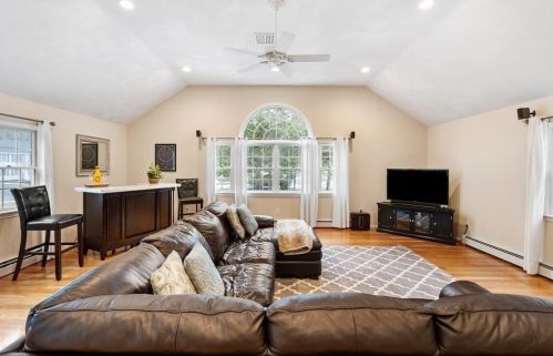 31 Candlestick Rd, North Andover MA 01845-3235 exterior