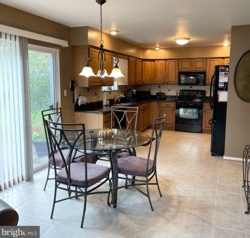 1032 Glen Manor Dr, Quakertown PA 18951-2822 exterior