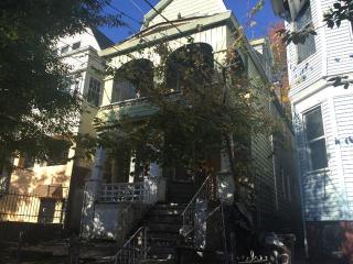 210 5th St, Newark, NJ 07107-2275